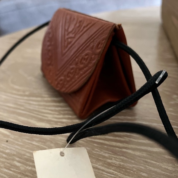 1970’s TRUE VINTAGE MOROCCAN HAND-TOOLED LEATHER MINI CROSSBODY PURSE - Picture 5 of 8